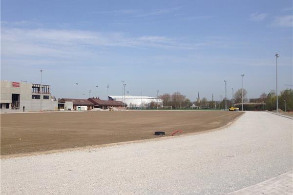 Aanleg kunststof atletiekpiste in PU en natuurgras voetbalveld - Sportinfrabouw NV